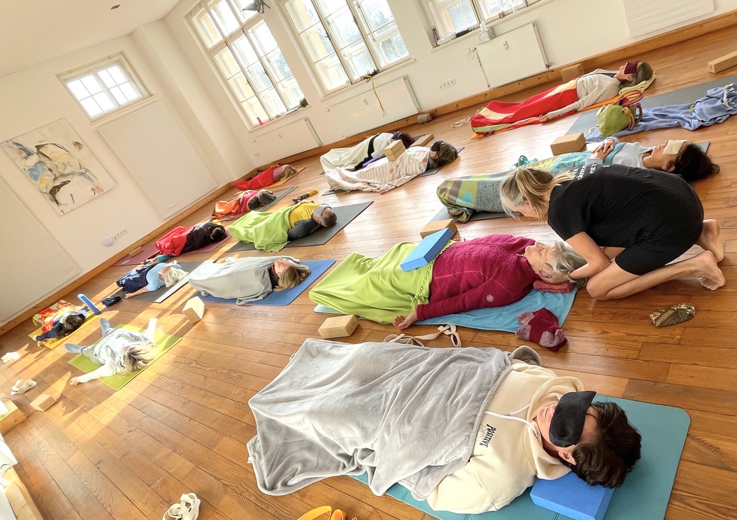 Viparita Karani YOGA Savasana yogabi
