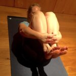 YOGA - eingerollter Wirbelsäule