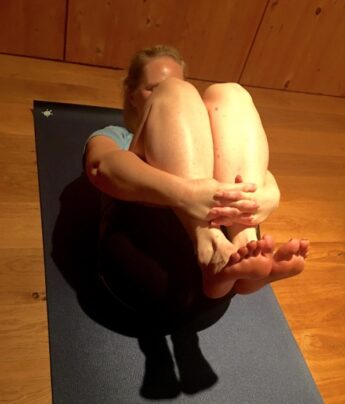 YOGA - eingerollter Wirbelsäule