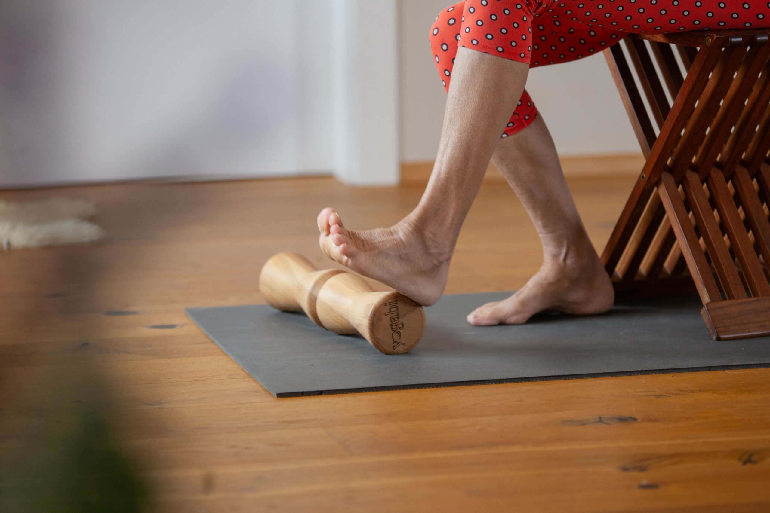 Fußreflexzonen Aktivierung mit dem raffinierten Back Roller - Faszienrolle aus Holz